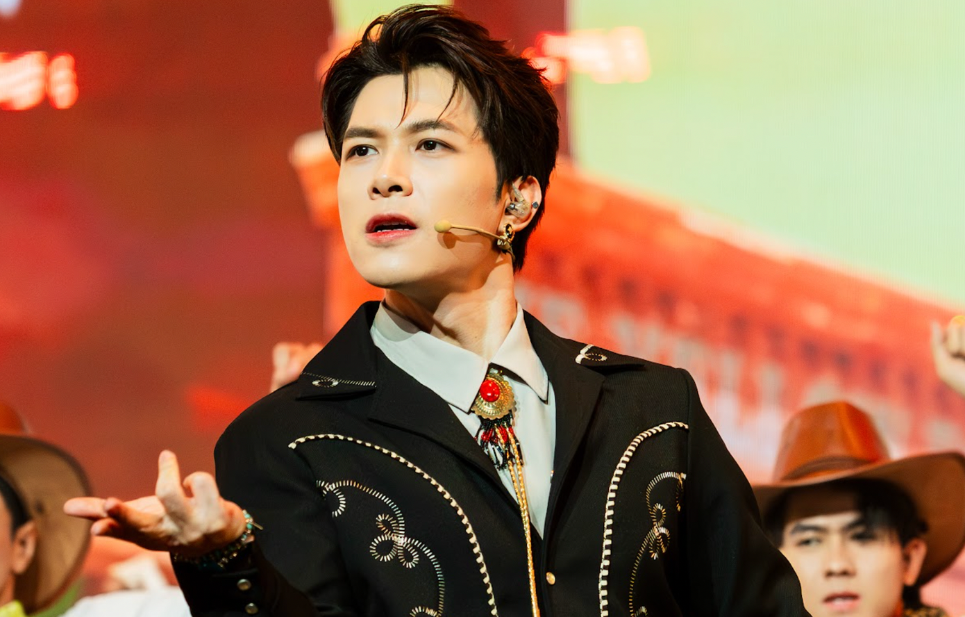 Phần trình diễn đội Anh Tú Atus.