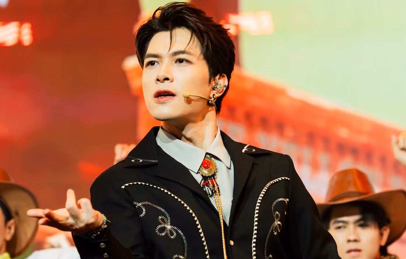 Phần trình diễn đội Anh Tú Atus.