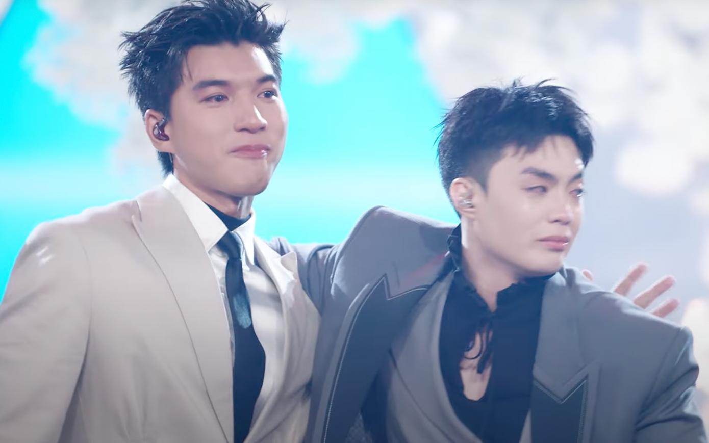 Sân khấu đội Hurrykng chứng kiến nhiều nước mắt rơi.