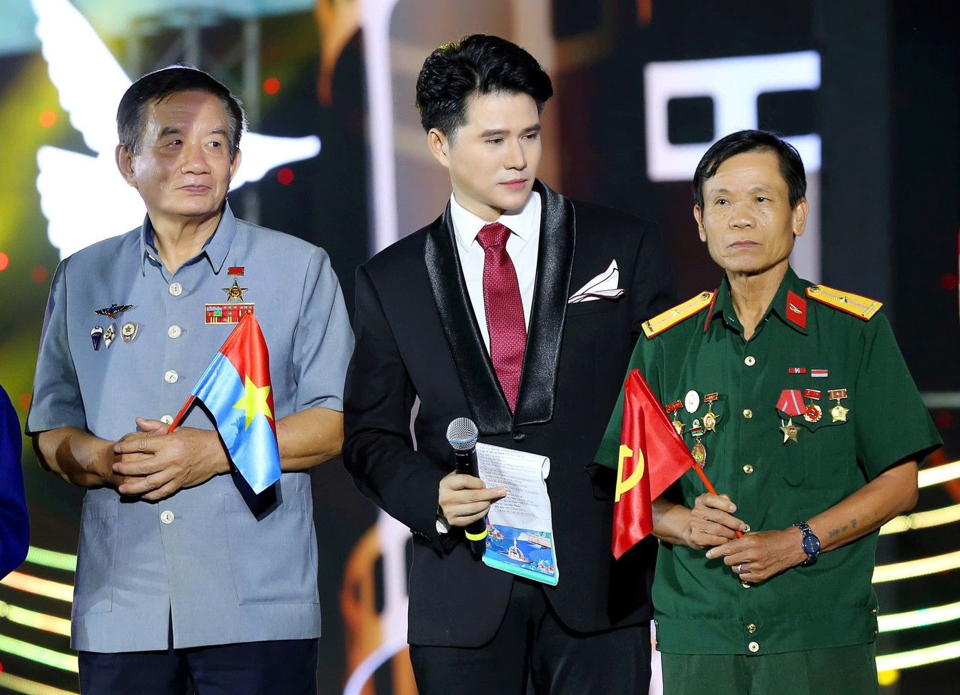 Trước khi ghi dấu ấn trên các sân khấu lớn, Vũ Mạnh Cường từng bén duyên với nghề dẫn chương trình trong một lần tình cờ. Khi đi cùng bạn casting, anh bất ngờ được mời thử vai và trúng tuyển dù chưa từng có nhiều kinh nghiệm chuyên nghiệp. Từ bước ngoặt đó, nam MC không ngừng nỗ lực rèn luyện kỹ năng, xây dựng phong cách chuyên nghiệp, linh hoạt và hiện đại, để dần khẳng định vị trí vững chắc trong lòng khán giả. Trước khi ghi dấu ấn trên các sân khấu lớn, Vũ Mạnh Cường từng bén duyên với nghề dẫn chương trình trong một lần tình cờ. Khi đi cùng bạn casting, anh bất ngờ được mời thử vai và trúng tuyển dù chưa từng có nhiều kinh nghiệm chuyên nghiệp. Từ bước ngoặt đó, nam MC không ngừng nỗ lực rèn luyện kỹ năng, xây dựng phong cách chuyên nghiệp, linh hoạt và hiện đại, để dần khẳng định vị trí vững chắc trong lòng khán giả.