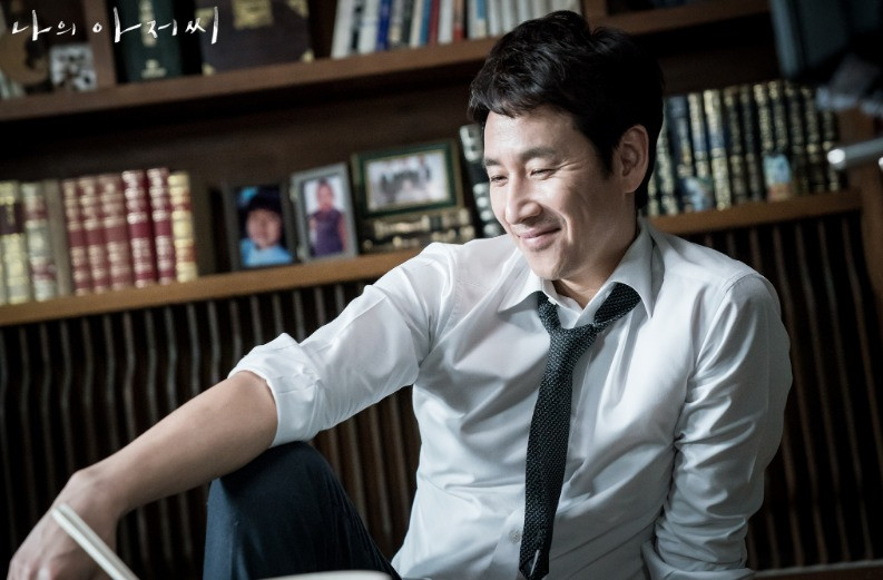 Phóng viên Jeon Hyeong Hwa - người đã phỏng vấn Lee Sun Kyun khi anh chưa nổi tiếng - gửi tới cố diễn viên: “Thay vì chỉ trích anh ấy hèn nhát, xin hãy nhớ tới nỗ lực trong quá khứ của Lee Sun Kyun. Tôi hy vọng anh có thể nghỉ ngơi thoải mái ở nơi không có sự ghét bỏ hay lo lắng... Cầu mong người đã khuất được yên nghỉ”.