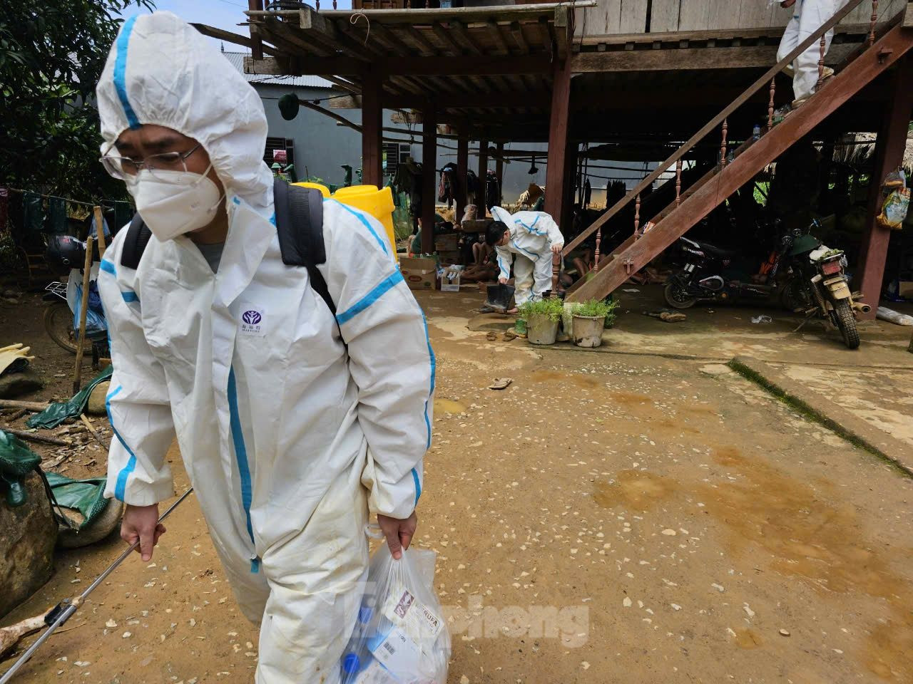 Thủ tướng Phạm Minh Chính bật khóc khi thấy tang thương Làng Nủ ảnh 16