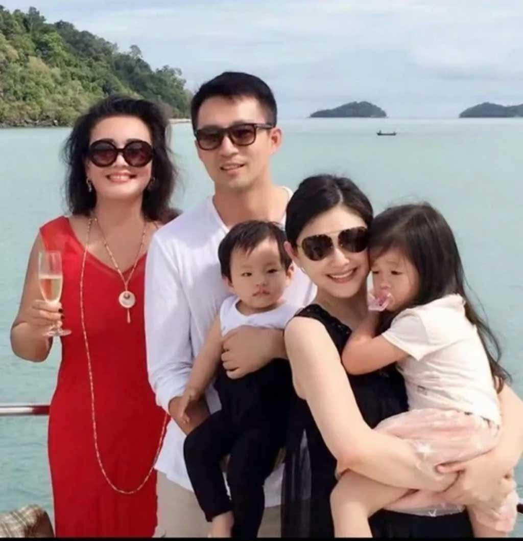 Từ Hy Viên bên gia đình chồng cũ Uông Tiểu Phi. Từ Hy Viên bên gia đình chồng cũ Uông Tiểu Phi.