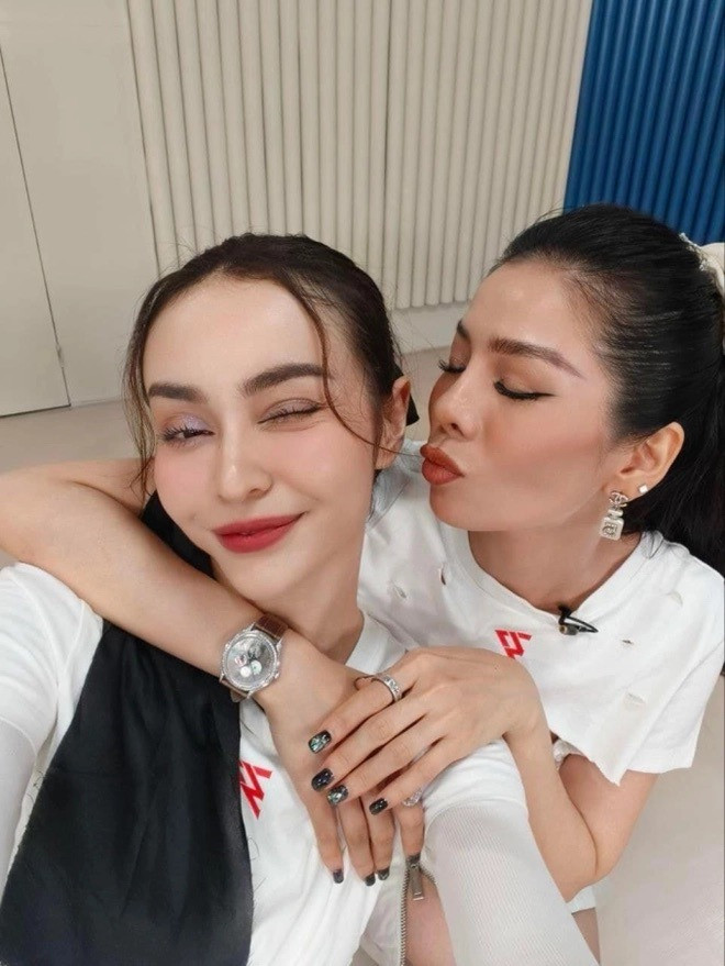 Nhiều nghệ sĩ lên tiếng bảo vệ MLee trước "sóng gió". Nhiều nghệ sĩ lên tiếng bảo vệ MLee trước "sóng gió".