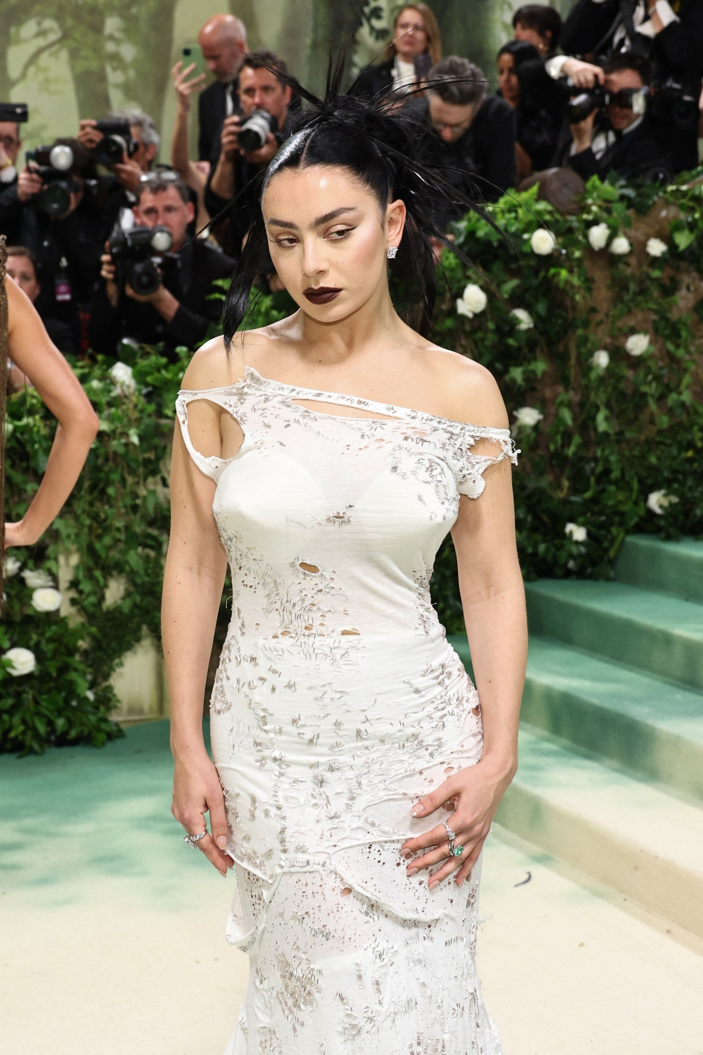 Đầm đuôi cá của Charli XCX tại Met Gala 2024 được làm từ những chiếc áo phông chắp vá.