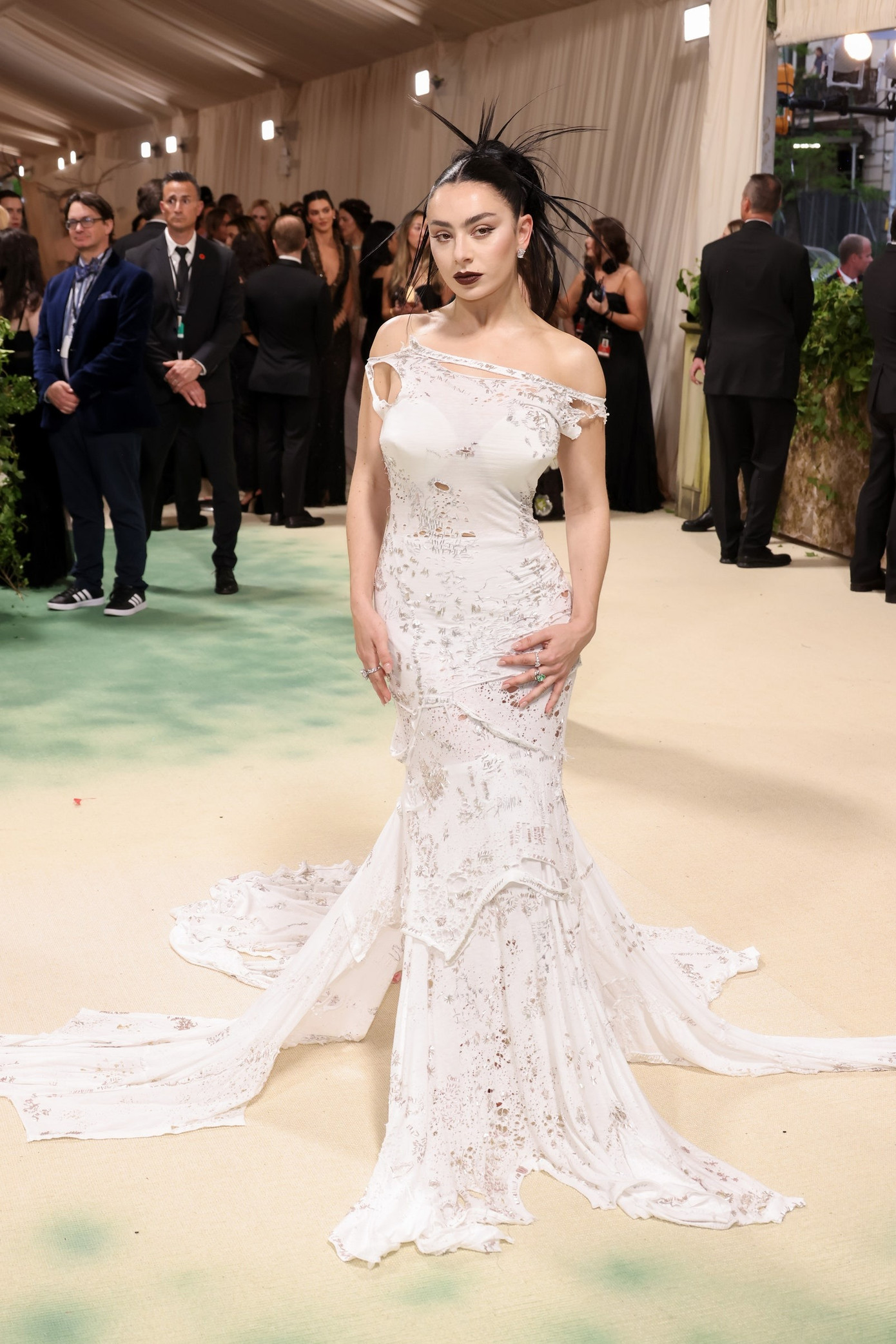 Đầm đuôi cá của Charli XCX tại Met Gala 2024 được làm từ những chiếc áo phông chắp vá.