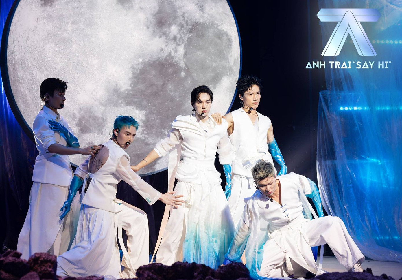 Show Anh trai say hi (trái) đối đầu Anh trai vượt ngàn chông gai. Show Anh trai say hi (trái) đối đầu Anh trai vượt ngàn chông gai.