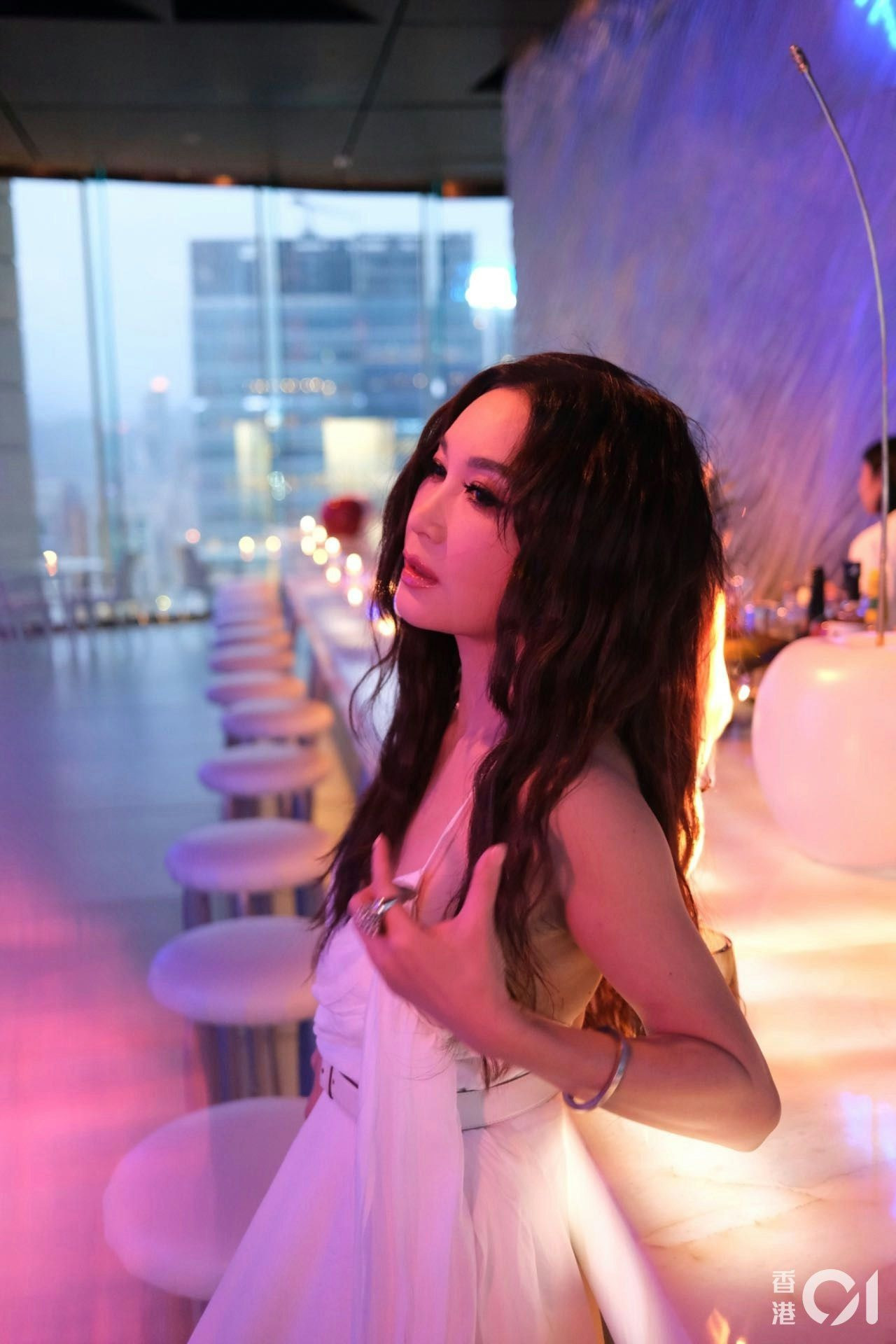 Quá trình xảy ra sự việc Ôn Bích Hà bị lửa bén cháy tóc. Ảnh: Weibo, HK01. Quá trình xảy ra sự việc Ôn Bích Hà bị lửa bén cháy tóc. Ảnh: Weibo, HK01.