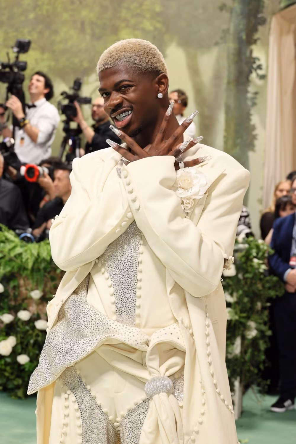 Bộ đồ của Lil Nas X được đính 50.000 viên pha lê Swarovski.