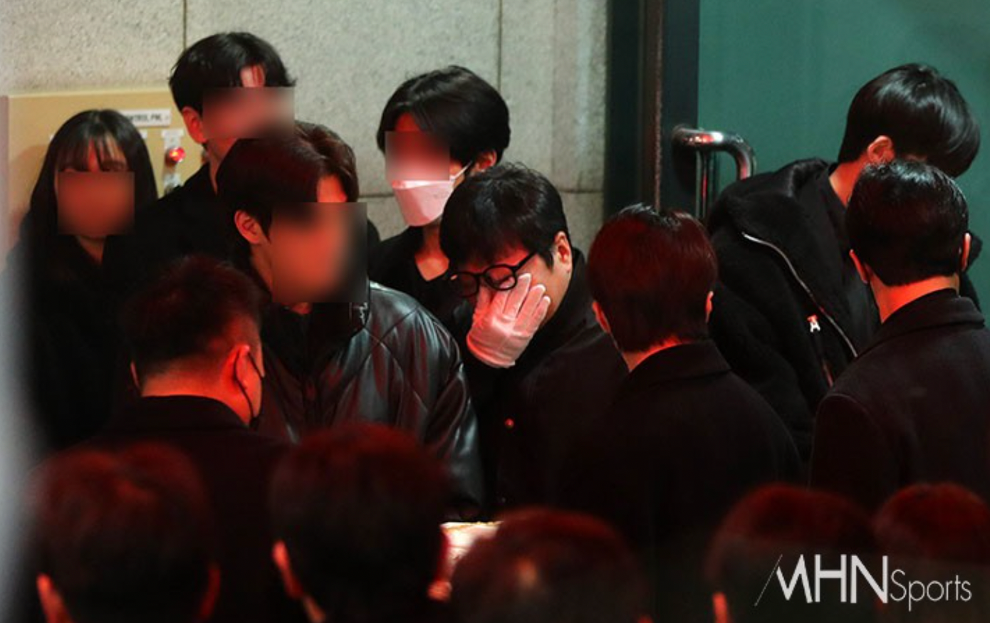 Gia đình và đồng nghiệp tiễn đưa Kim Sae Ron về nơi an nghỉ cuối cùng sáng 19/2. Ảnh: Seoul Shinmun.