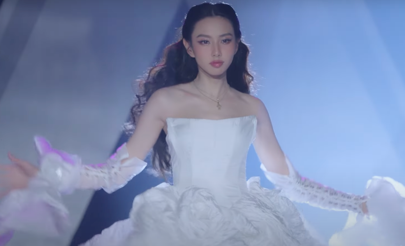 Hoa hậu Thùy Tiên hóa thành công chúa, gây bất ngờ khi góp mặt trong sân khấu nhóm Đức Phúc. Hoa hậu Thùy Tiên hóa thành công chúa, gây bất ngờ khi góp mặt trong sân khấu nhóm Đức Phúc.