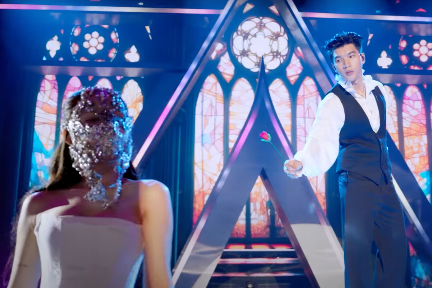 Hoa hậu Thùy Tiên hóa thành công chúa, gây bất ngờ khi góp mặt trong sân khấu nhóm Đức Phúc. Hoa hậu Thùy Tiên hóa thành công chúa, gây bất ngờ khi góp mặt trong sân khấu nhóm Đức Phúc.