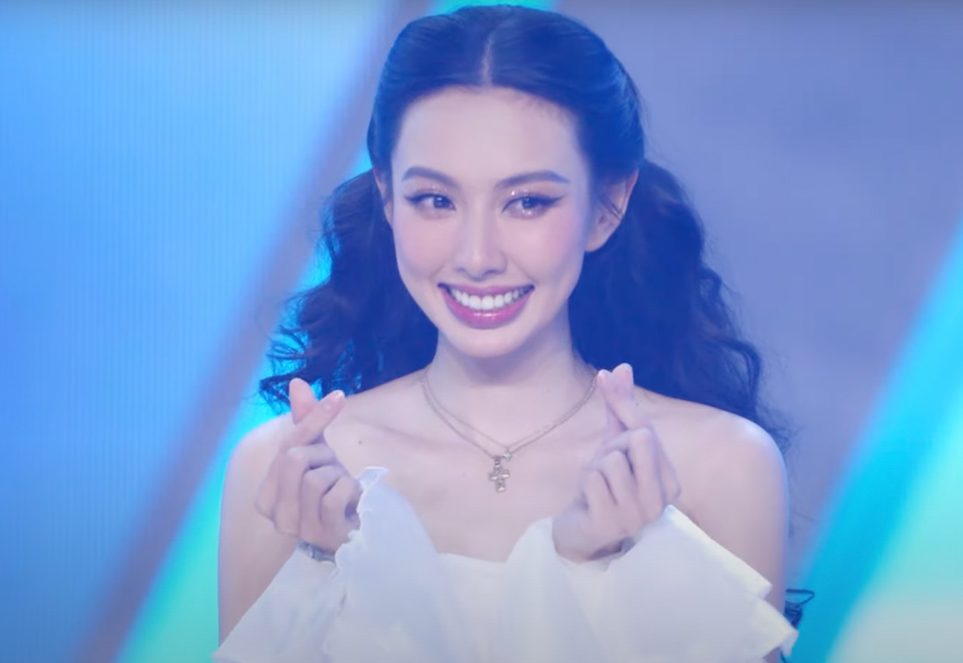 Hoa hậu Thùy Tiên hóa thành công chúa, gây bất ngờ khi góp mặt trong sân khấu nhóm Đức Phúc. Hoa hậu Thùy Tiên hóa thành công chúa, gây bất ngờ khi góp mặt trong sân khấu nhóm Đức Phúc.