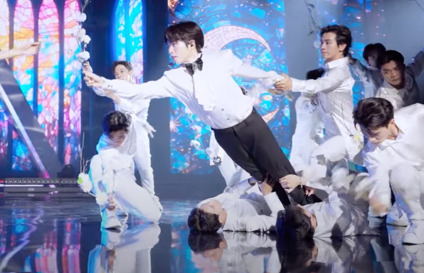 Khán giả chỉ ra nhiều động tác vũ đạo trong màn trình diễn Nỗi đau ngây dại (trái) giống sân khấu Shangri-La của The Boyz. Khán giả chỉ ra nhiều động tác vũ đạo trong màn trình diễn Nỗi đau ngây dại (trái) giống sân khấu Shangri-La của The Boyz.