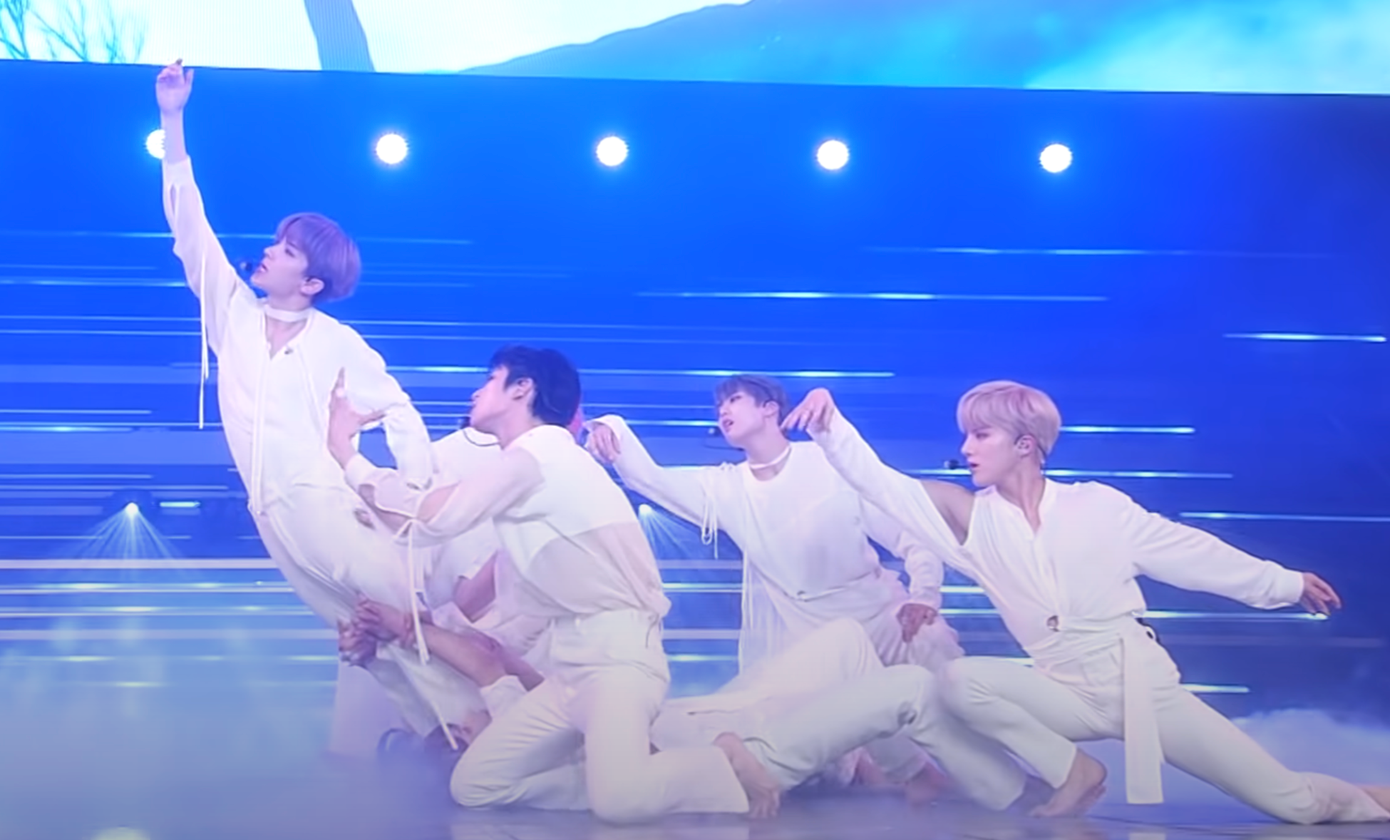 Khán giả chỉ ra nhiều động tác vũ đạo trong màn trình diễn Nỗi đau ngây dại (trái) giống sân khấu Shangri-La của The Boyz. Khán giả chỉ ra nhiều động tác vũ đạo trong màn trình diễn Nỗi đau ngây dại (trái) giống sân khấu Shangri-La của The Boyz.