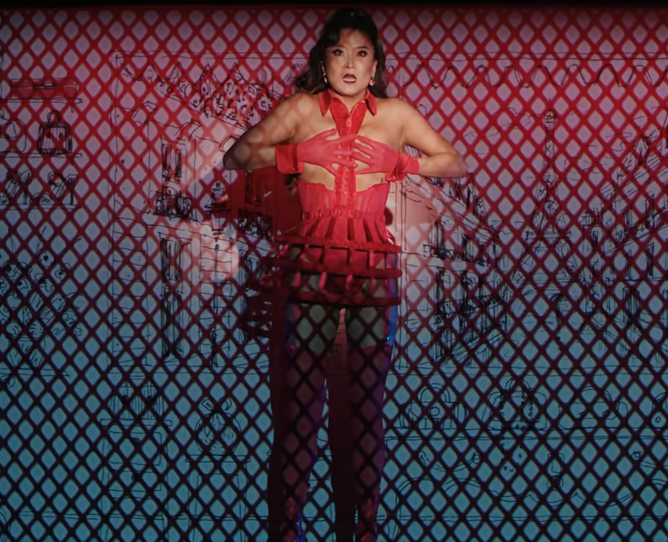 Lisa (BlackPink) trình diễn ở hộp đêm thoát y Crazy Horse Paris và nhân vật vũ công Mindy có quá nhiều điểm tương đồng.