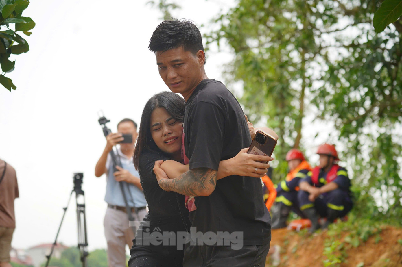 Người phụ nữ khóc ngất khi tìm kiếm người thân. Ảnh: Đức Nguyễn. Người phụ nữ khóc ngất khi tìm kiếm người thân. Ảnh: Đức Nguyễn.