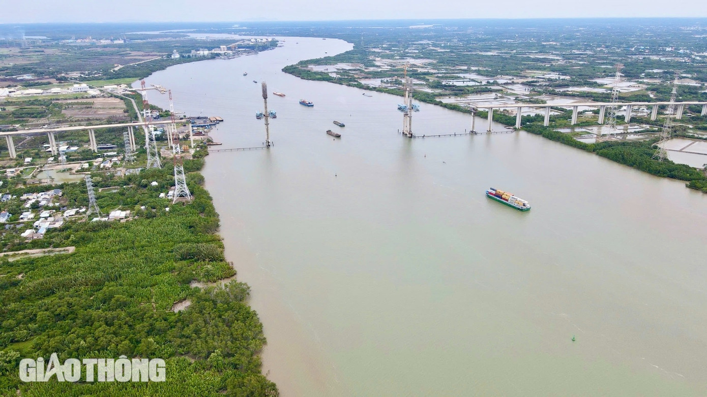 Cách cầu Nhơn Trạch không xa là công trường xây dựng cầu Phước Khánh bắc qua sông Lòng Tàu trên cao tốc Bến Lức - Long Thành nối huyện Cần Giờ, TP.HCM và Nhơn Trạch. Khi hoàn thành đây là cầu cao nhất nước với tĩnh không 55m, dài hơn 3km, rộng gần 22m cho bốn làn xe.
