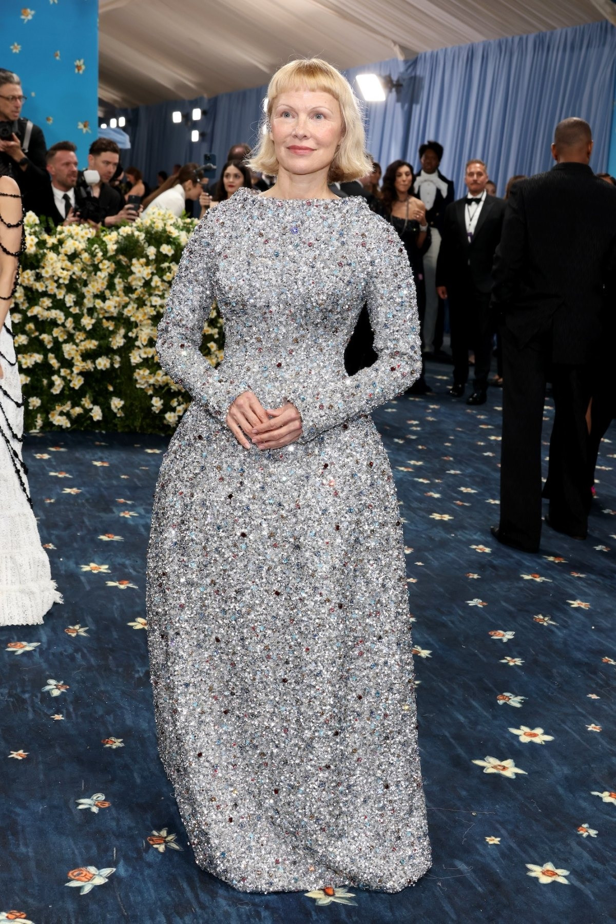 Pamela Anderson gây thiện cảm với lối trang điểm tối giản, nhẹ nhàng. Tuy nhiên, chiếc váy ánh bạc dù đẹp mắt lại có kích thước quá khổ, khiến tổng thể trở nên nặng nề và lấn át vóc dáng nữ diễn viên.