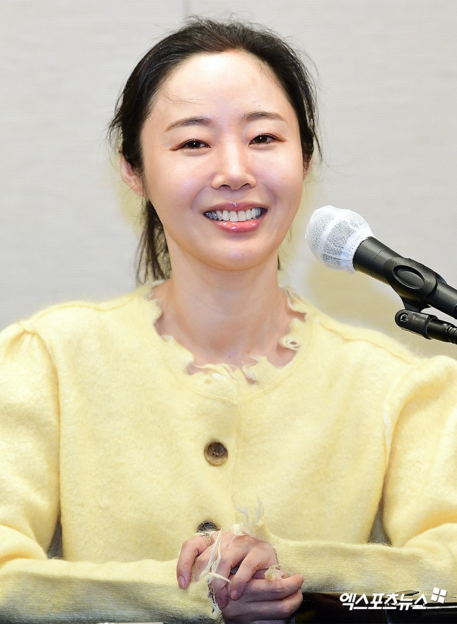 Min Hee Jin tại hai cuộc họp báo công khai bày tỏ quan điểm về HYBE. Min Hee Jin tại hai cuộc họp báo công khai bày tỏ quan điểm về HYBE.