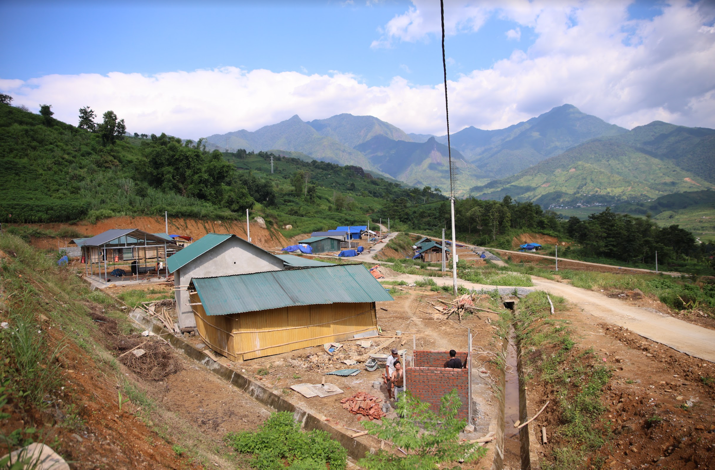 Điểm tái định cư Bản Lang 2, xã Bản Lang, huyện Phong Thổ (Lai Châu) trong giai đoạn hoàn thiện. Điểm tái định cư Bản Lang 2, xã Bản Lang, huyện Phong Thổ (Lai Châu) trong giai đoạn hoàn thiện.