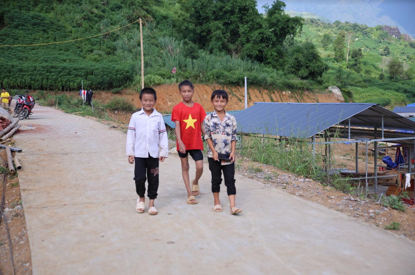 Điểm tái định cư giúp học sinh đi học thuận tiện. Điểm tái định cư giúp học sinh đi học thuận tiện.