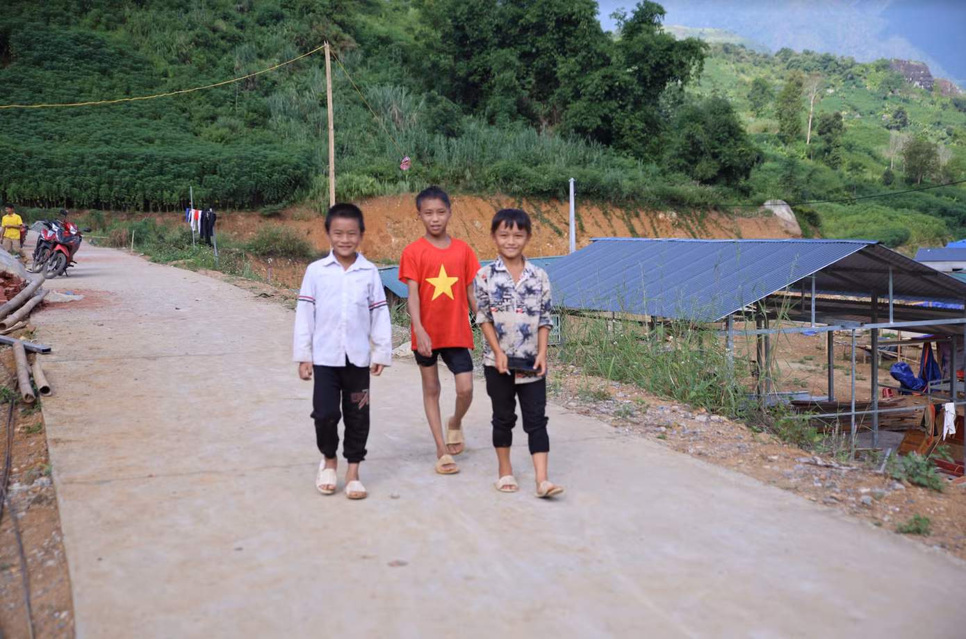 Điểm tái định cư giúp học sinh đi học thuận tiện. Điểm tái định cư giúp học sinh đi học thuận tiện.