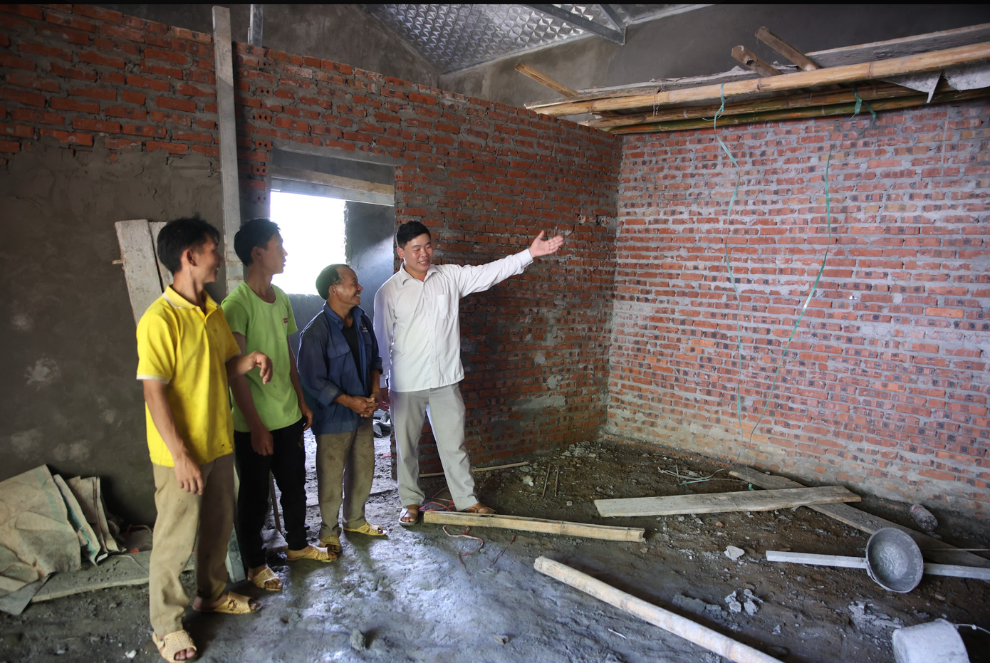 Chính quyền địa phương thăm hỏi các gia đình về tiến độ xây nhà. Chính quyền địa phương thăm hỏi các gia đình về tiến độ xây nhà.