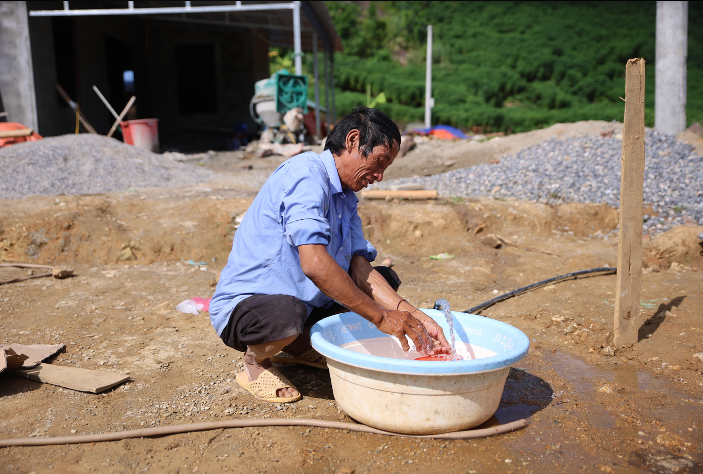 Người dân Lai Châu phấn khởi vì nơi ở mới có đầy đủ hệ thống cơ sở hạ tầng. Người dân Lai Châu phấn khởi vì nơi ở mới có đầy đủ hệ thống cơ sở hạ tầng.