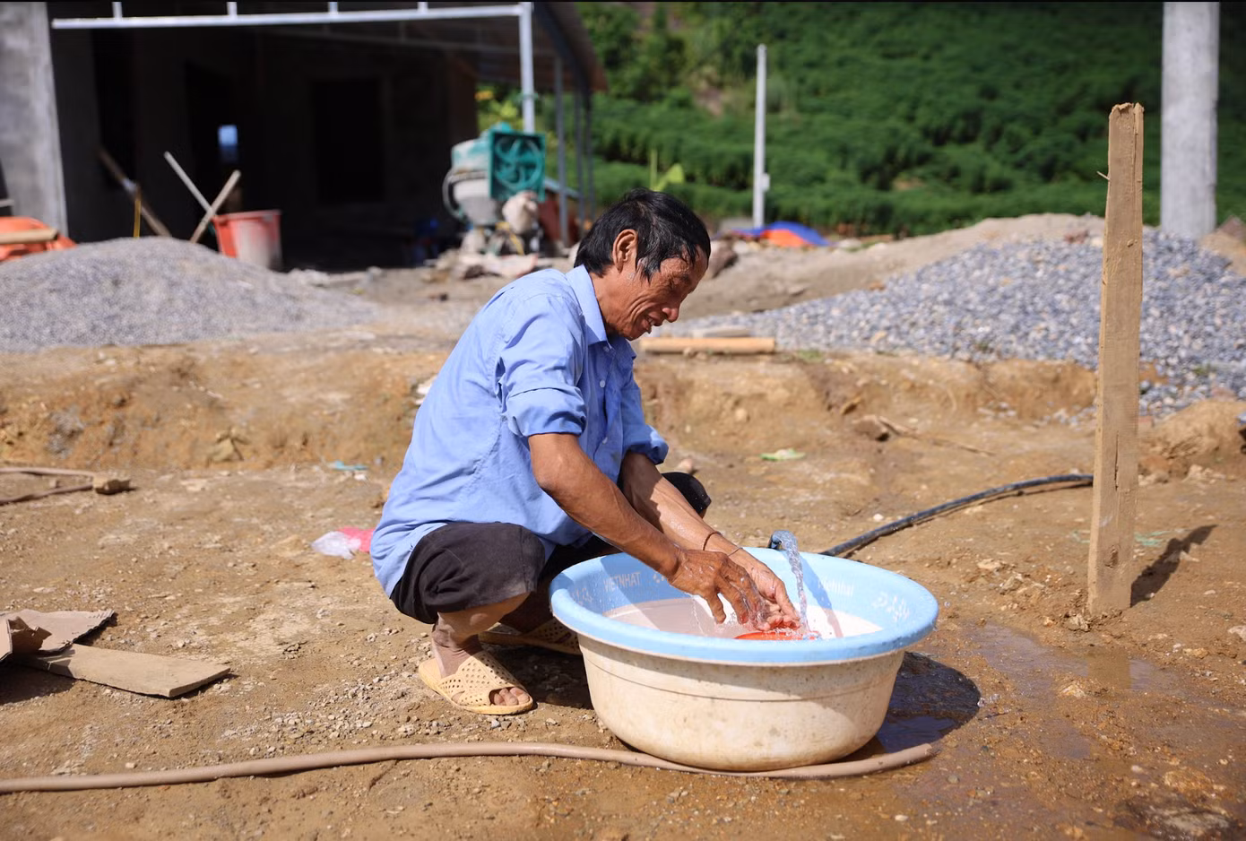 Người dân Lai Châu phấn khởi vì nơi ở mới có đầy đủ hệ thống cơ sở hạ tầng. Người dân Lai Châu phấn khởi vì nơi ở mới có đầy đủ hệ thống cơ sở hạ tầng.