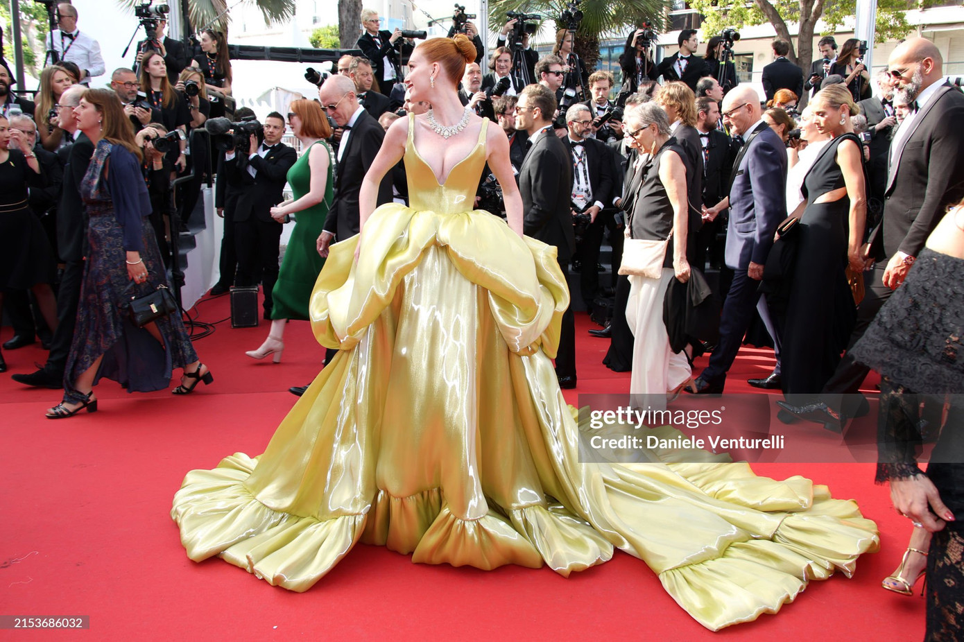 Marina Ruy Barbosa nổi bật khi chọn bộ đầm lộng lẫy. Marina Ruy Barbosa nổi bật khi chọn bộ đầm lộng lẫy.