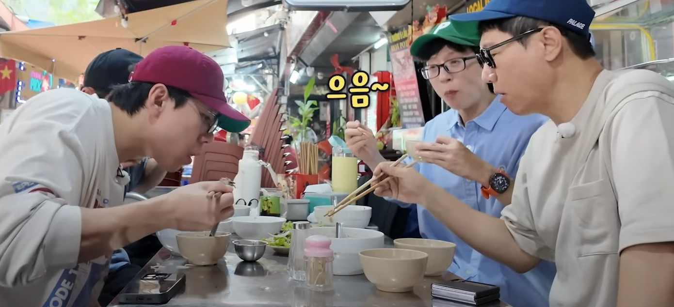 Bốn nghệ sĩ ăn ở đường Tống Duy Tân và ghé quán cà phê ở Phùng Hưng.