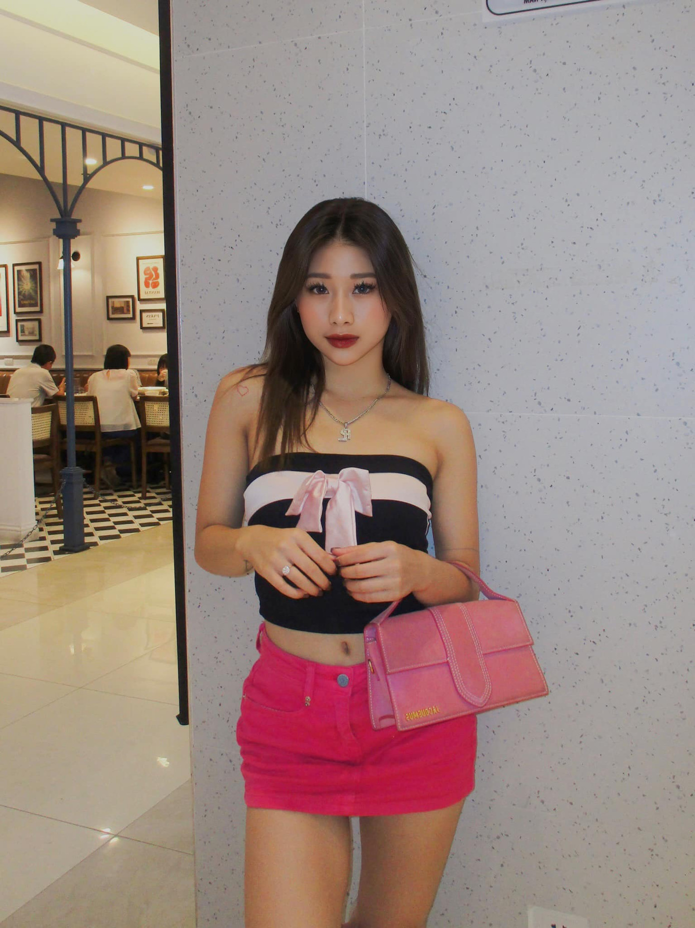 Cô thường chọn trang phục cá tính, cut-out táo bạo kết hợp cùng quần jeans short, áo hai dây, crop top hay đầm ngắn bó sát… phô diễn đường cong cơ thể. Cô thường chọn trang phục cá tính, cut-out táo bạo kết hợp cùng quần jeans short, áo hai dây, crop top hay đầm ngắn bó sát… phô diễn đường cong cơ thể.