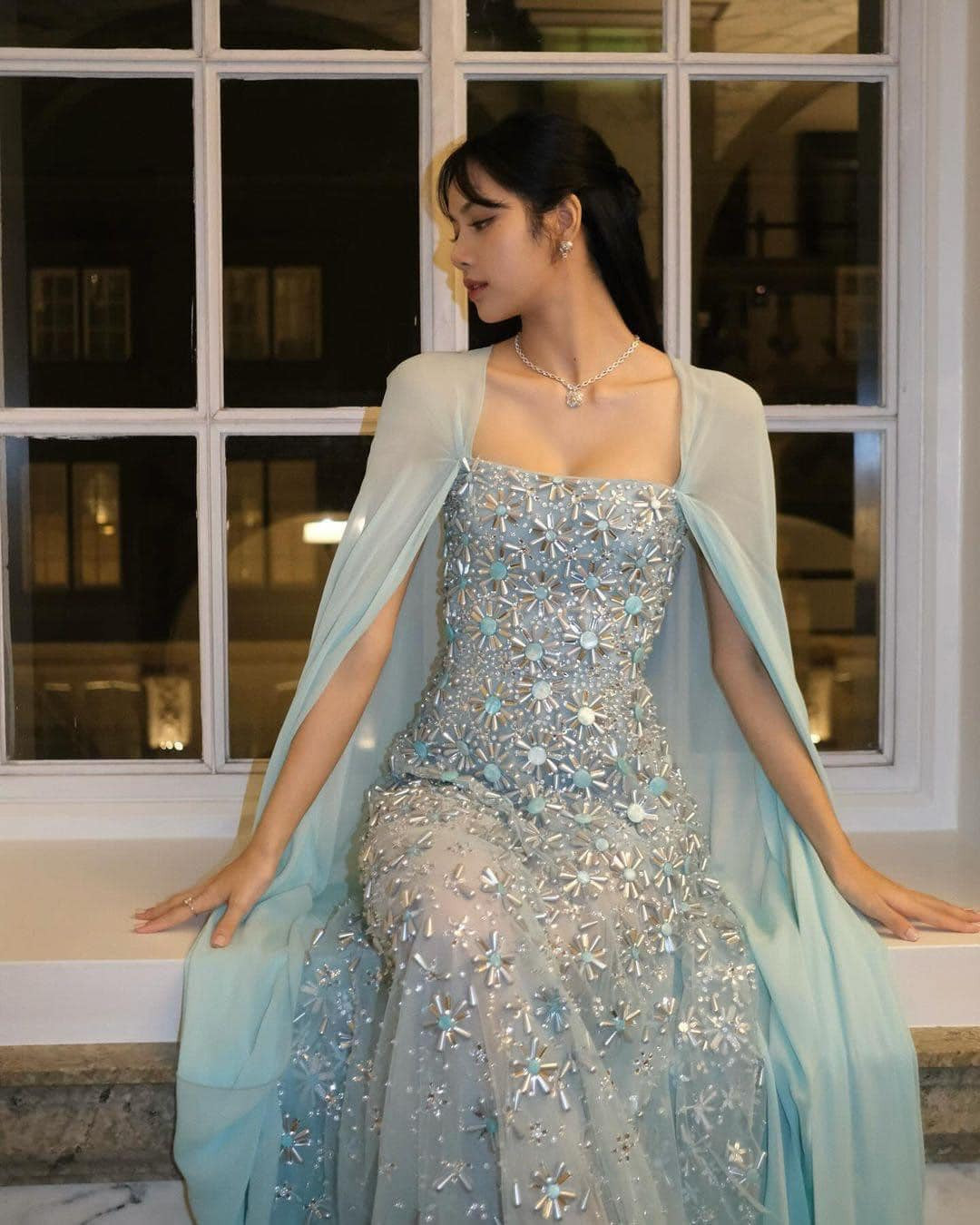 Tạo hình của Lisa (BlackPInk) khi dự tiệc của hoàng gia Anh. Ảnh: Instagram. Tạo hình của Lisa (BlackPInk) khi dự tiệc của hoàng gia Anh. Ảnh: Instagram.