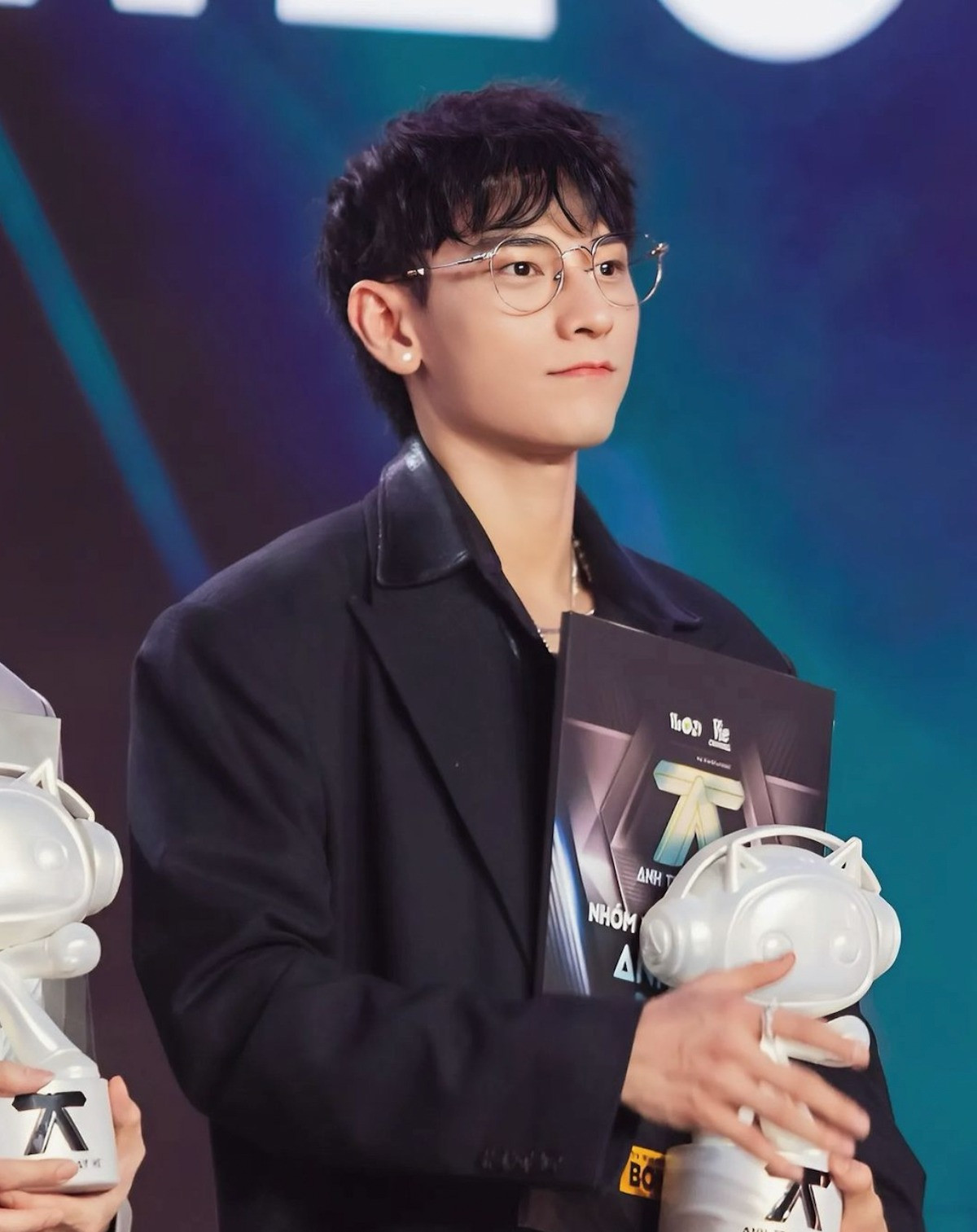 Isaac gây chú ý khi tham gia Anh trai say hi dù đã 36 tuổi. Anh thậm chí vào top 5 chung cuộc của chương trình. Isaac gây chú ý khi tham gia Anh trai say hi dù đã 36 tuổi. Anh thậm chí vào top 5 chung cuộc của chương trình.