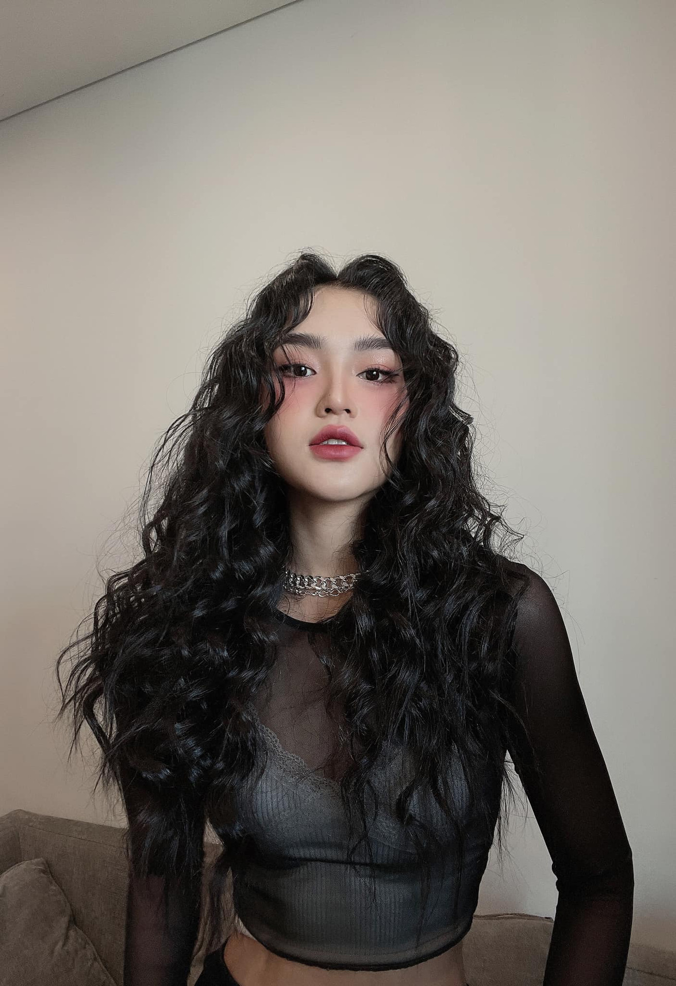 Cù Thị Trà ứng dụng phong cách đời thường vào vai diễn Anh Thu. Chỉ cần thay đổi kiểu tóc, nữ diễn viên đã mang đến hình ảnh thu hút. Cù Thị Trà ứng dụng phong cách đời thường vào vai diễn Anh Thu. Chỉ cần thay đổi kiểu tóc, nữ diễn viên đã mang đến hình ảnh thu hút.