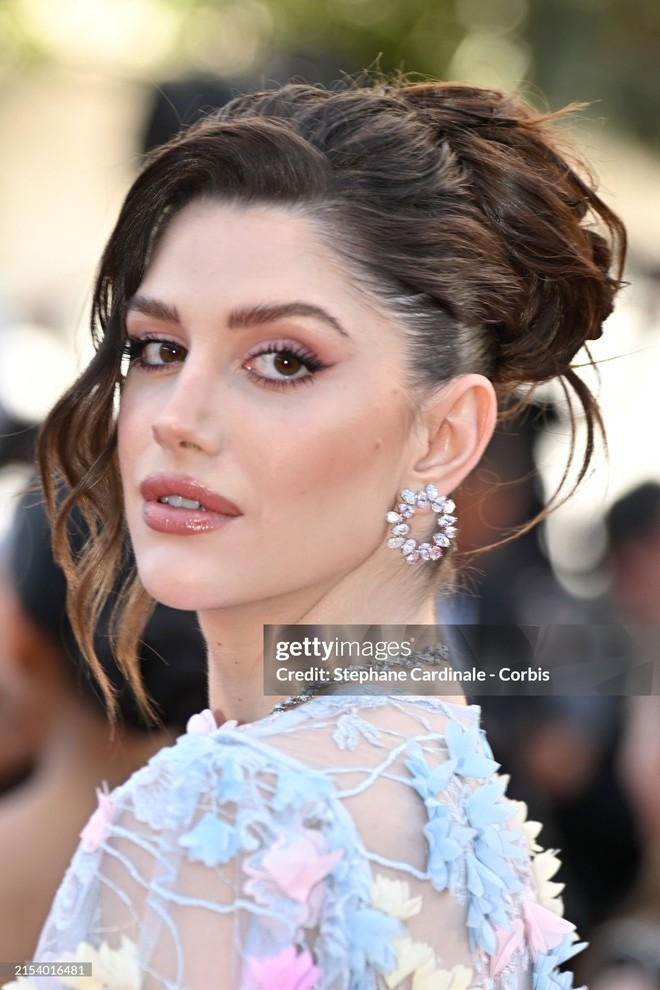 Hoa hậu đẹp nhất thế giới 2022 Isabella Menin lần thứ hai lộ diện trên thảm đỏ LHP Cannes năm nay. Bộ đầm đính kết chi tiết hoa nổi, phần ngực xẻ sâu cùng chất liệu vải xuyên thấu giúp hoa hậu nổi bật trên thảm đỏ.