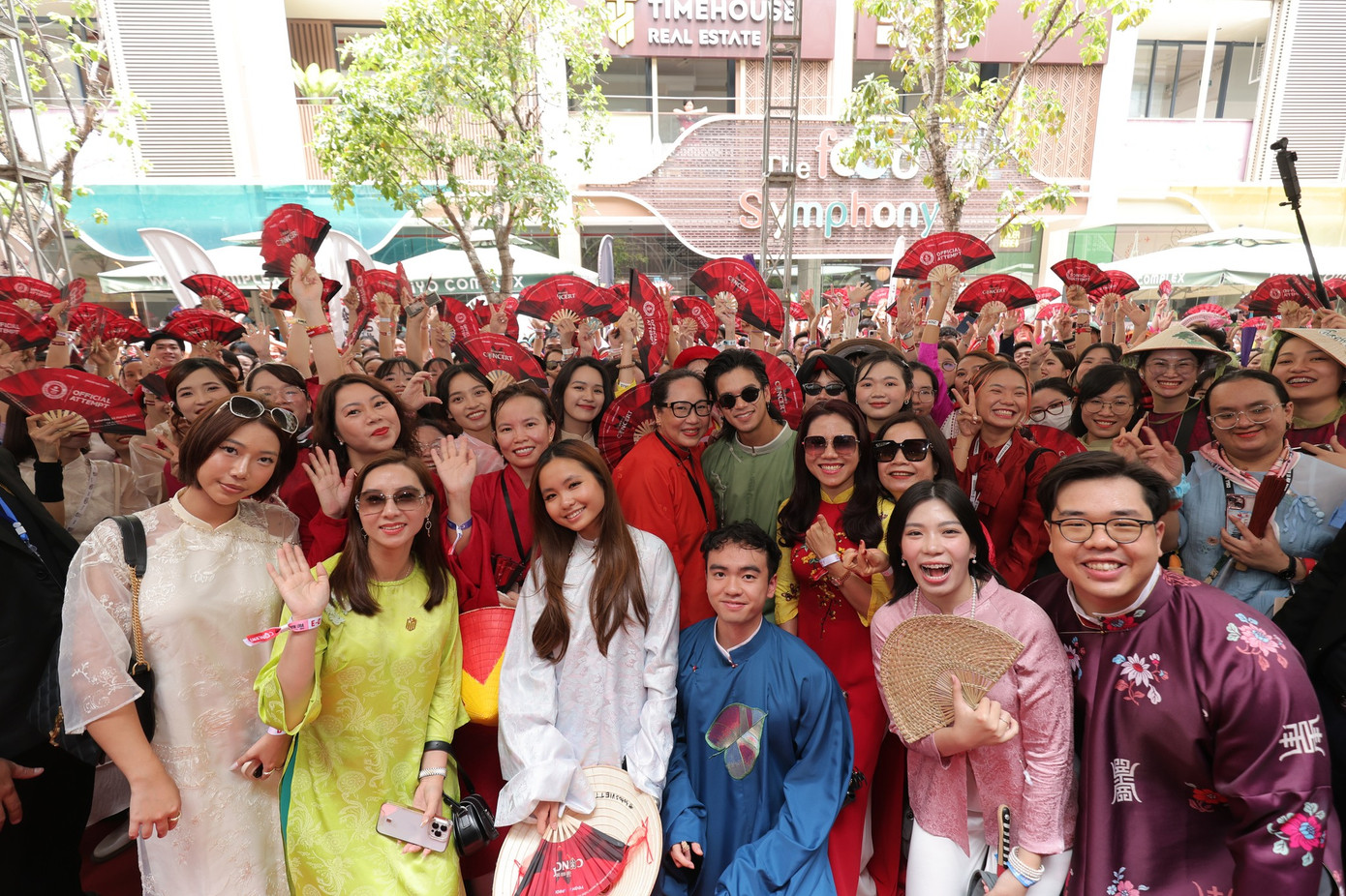 Đoàn người nối dài đi qua cổng check-in thiết lập kỷ lục thế giới.