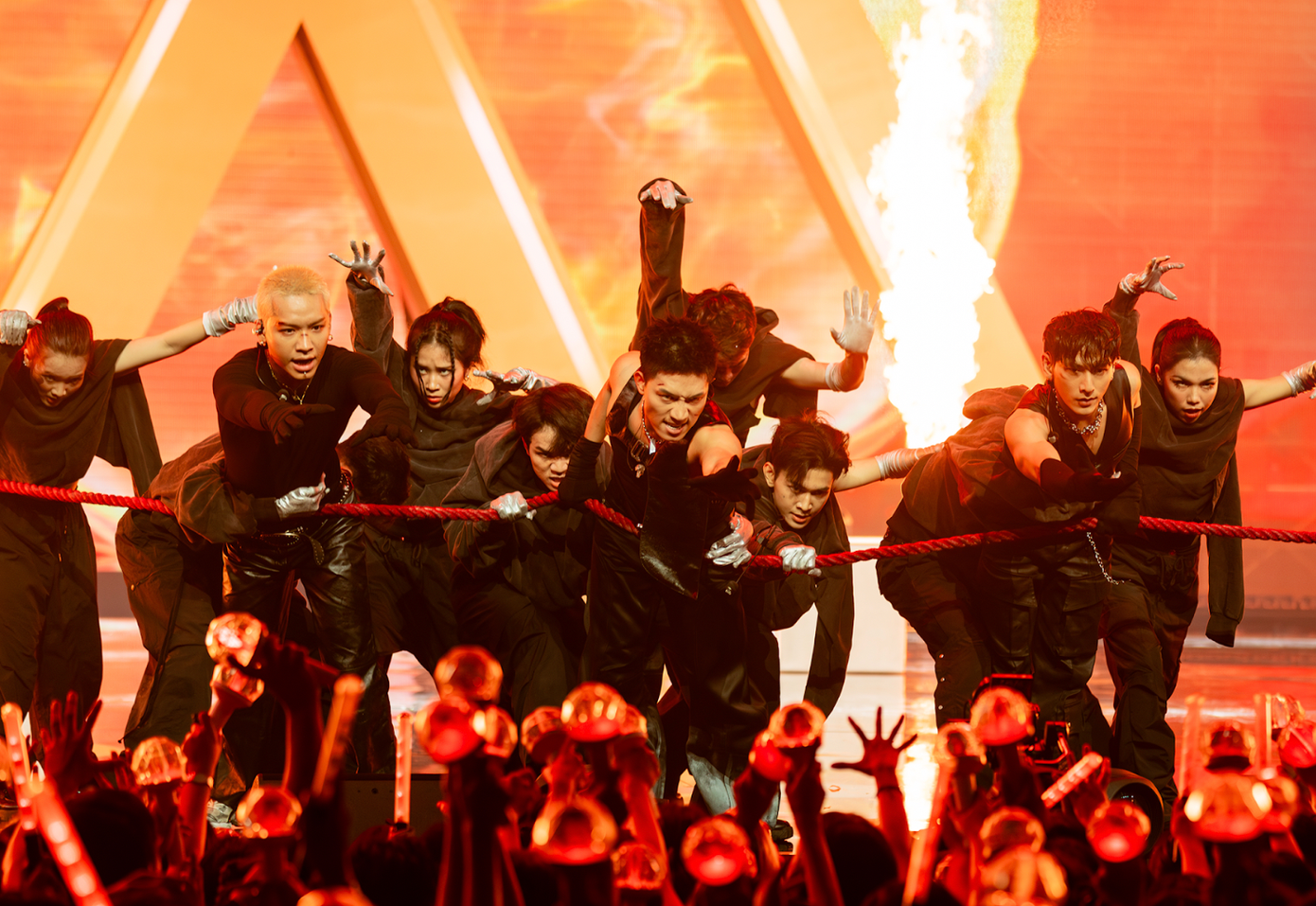 Tập 4 có bốn sân khấu từ đội Hieuthuhai, Negav, Song Luân, Isaac. Tập 4 có bốn sân khấu từ đội Hieuthuhai, Negav, Song Luân, Isaac.