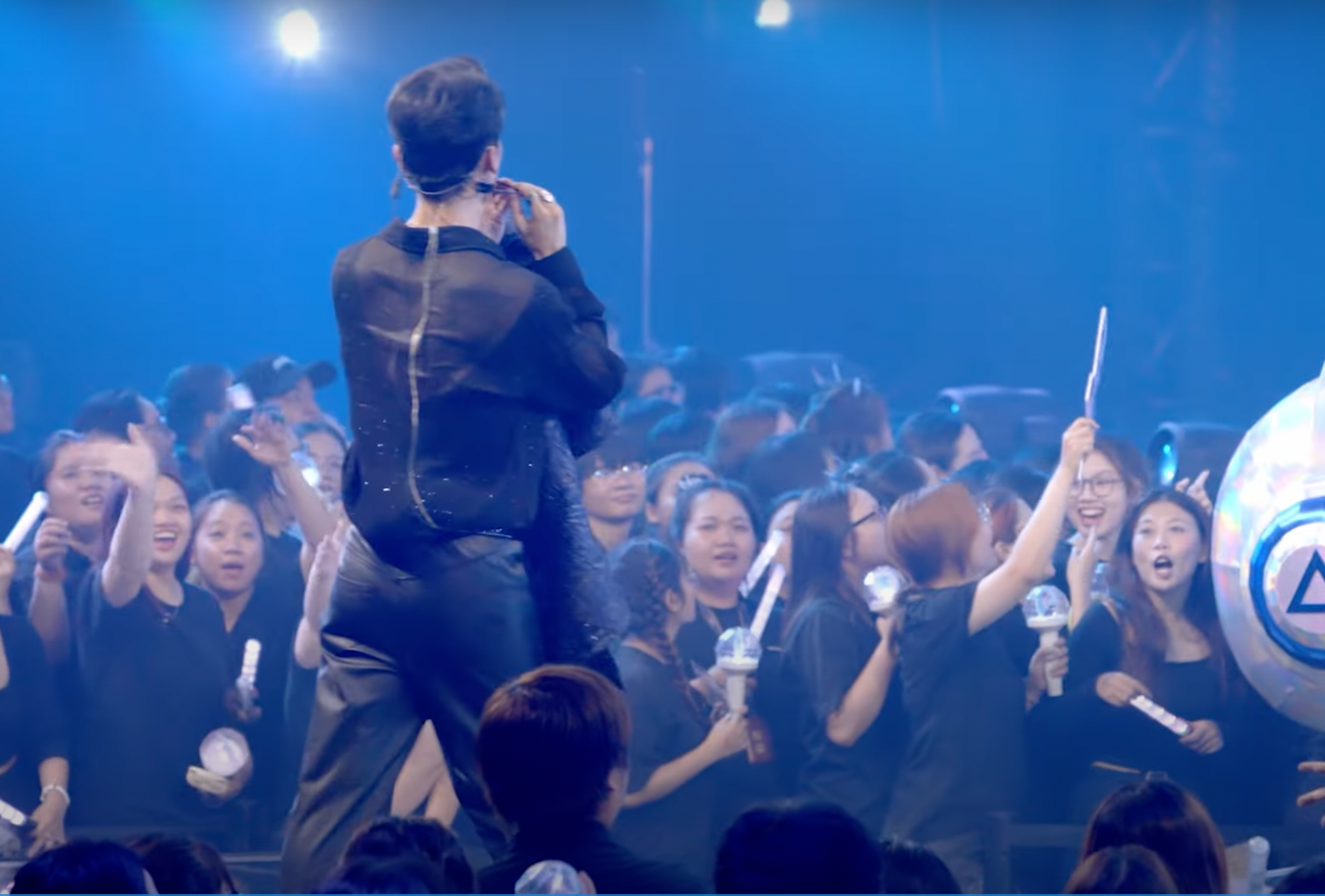 Negav là người duy nhất trong đội xuất hiện trên màn hình lớn, phân đoạn xuất hiện khi Công Dương đang kêu gọi bình chọn cho mình. Negav là người duy nhất trong đội xuất hiện trên màn hình lớn, phân đoạn xuất hiện khi Công Dương đang kêu gọi bình chọn cho mình.