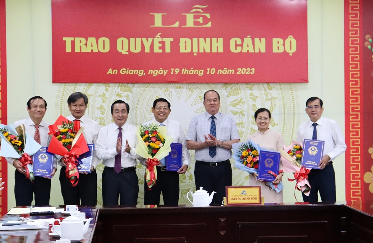 Các cán bộ được nhận quyết định. Các cán bộ được nhận quyết định.