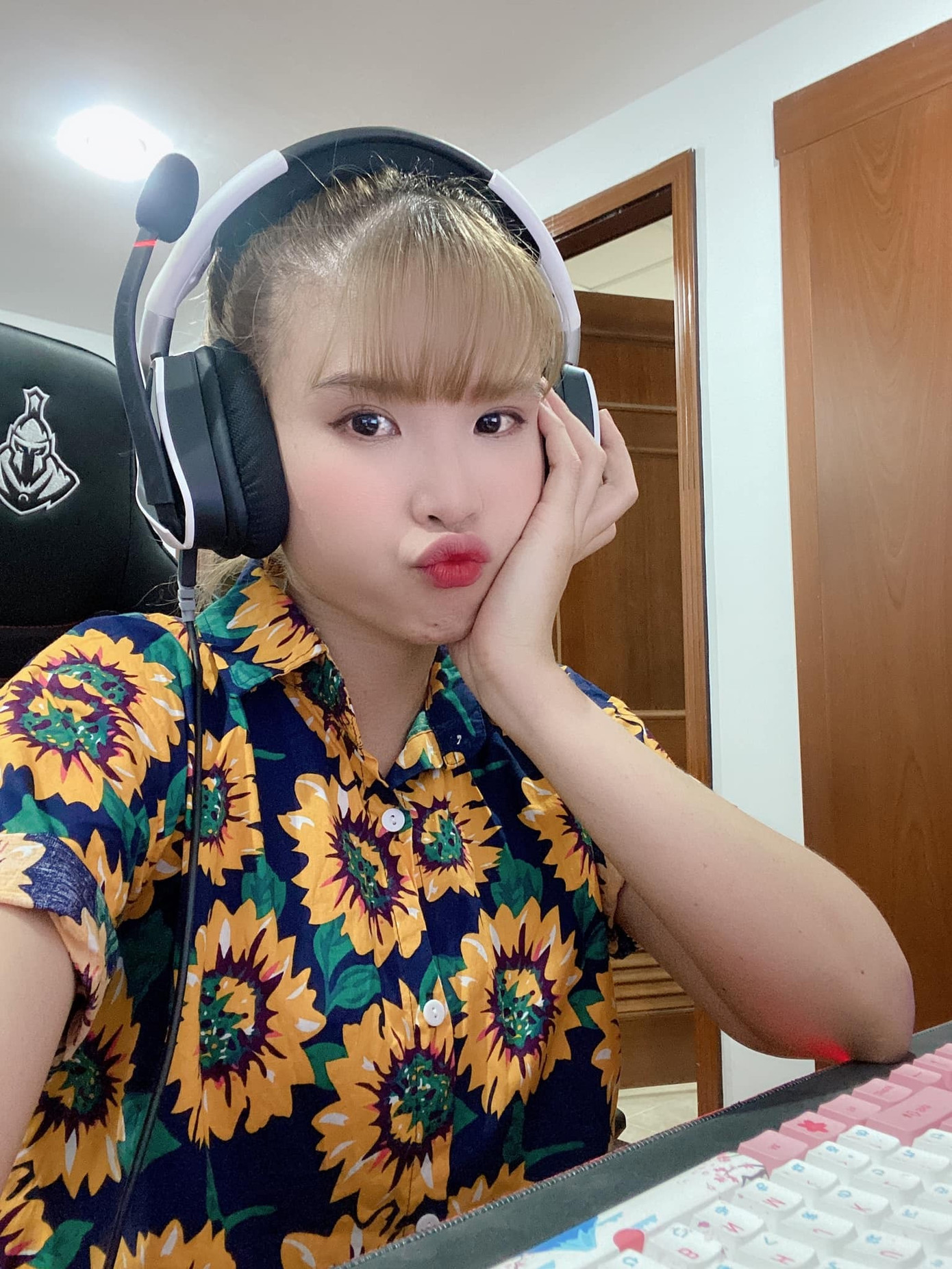 Sau thời gian này, Khởi My hiếm khi đi show, cô mở livestream một số tựa game trên trang cá nhân và được fan ủng hộ. Tuy nhiên, ca sĩ nói chỉ stream cho vui để thỏa mãn đam mê. Nói về quyết định dừng ca hát, nữ ca sĩ chia sẻ: &quot;Không phải tôi rời showbiz, khi làm nghề đến một thời gian nhất định, tôi bắt đầu nhận ra sẽ có những bạn giỏi và tôi không còn phù hợp nữa. Hát thì hát thôi, tôi không còn cố gắng đu theo để tạo hit hoặc là làm gì đó vượt qua sức mình. Mình kiếm tiền để tìm hạnh phúc gia đình. Vậy tại sao khi có tiền rồi, tìm được hạnh phúc gia đình rồi, mình lại bỏ hạnh phúc ấy để đi kiếm tiền tiếp&quot;.