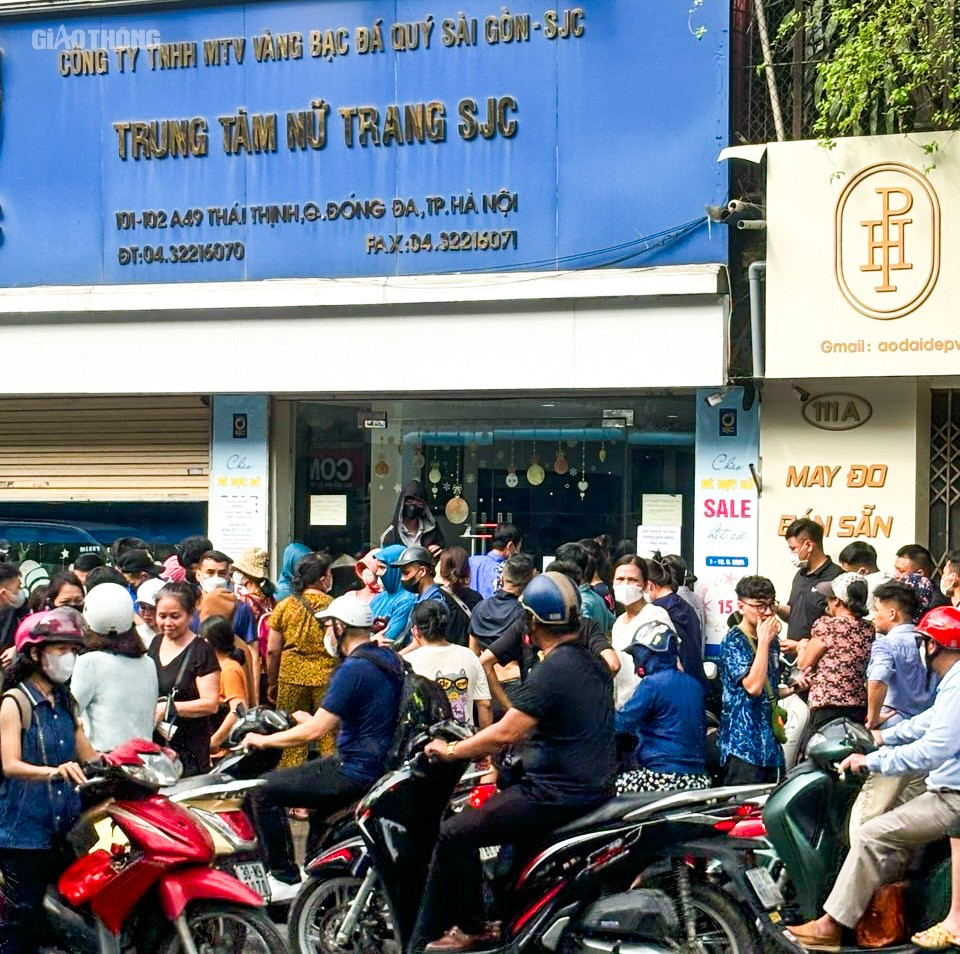 Chật kín người dân xếp hàng chờ giao dịch vàng miếng trước cửa hàng vàng SJC chi nhánh Thái Thịnh (Đống Đa, Hà Nội) lúc 10h sáng. Chật kín người dân xếp hàng chờ giao dịch vàng miếng trước cửa hàng vàng SJC chi nhánh Thái Thịnh (Đống Đa, Hà Nội) lúc 10h sáng.