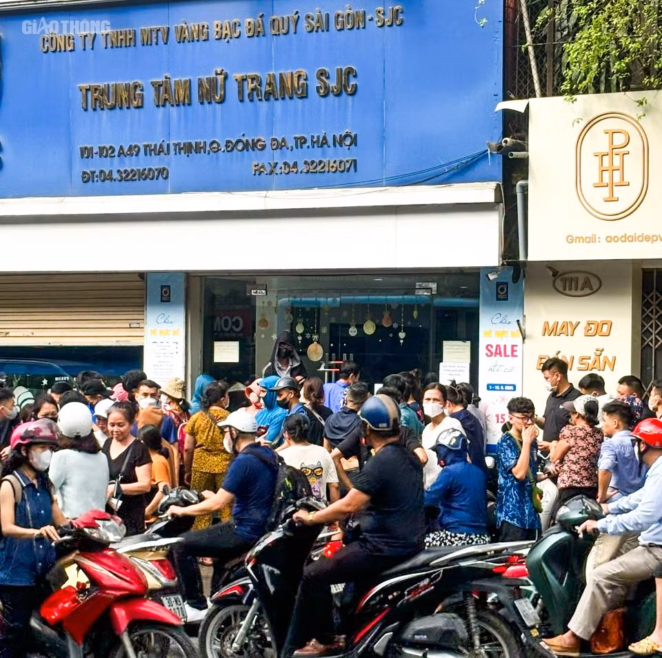 Chật kín người dân xếp hàng chờ giao dịch vàng miếng trước cửa hàng vàng SJC chi nhánh Thái Thịnh (Đống Đa, Hà Nội) lúc 10h sáng. Chật kín người dân xếp hàng chờ giao dịch vàng miếng trước cửa hàng vàng SJC chi nhánh Thái Thịnh (Đống Đa, Hà Nội) lúc 10h sáng.