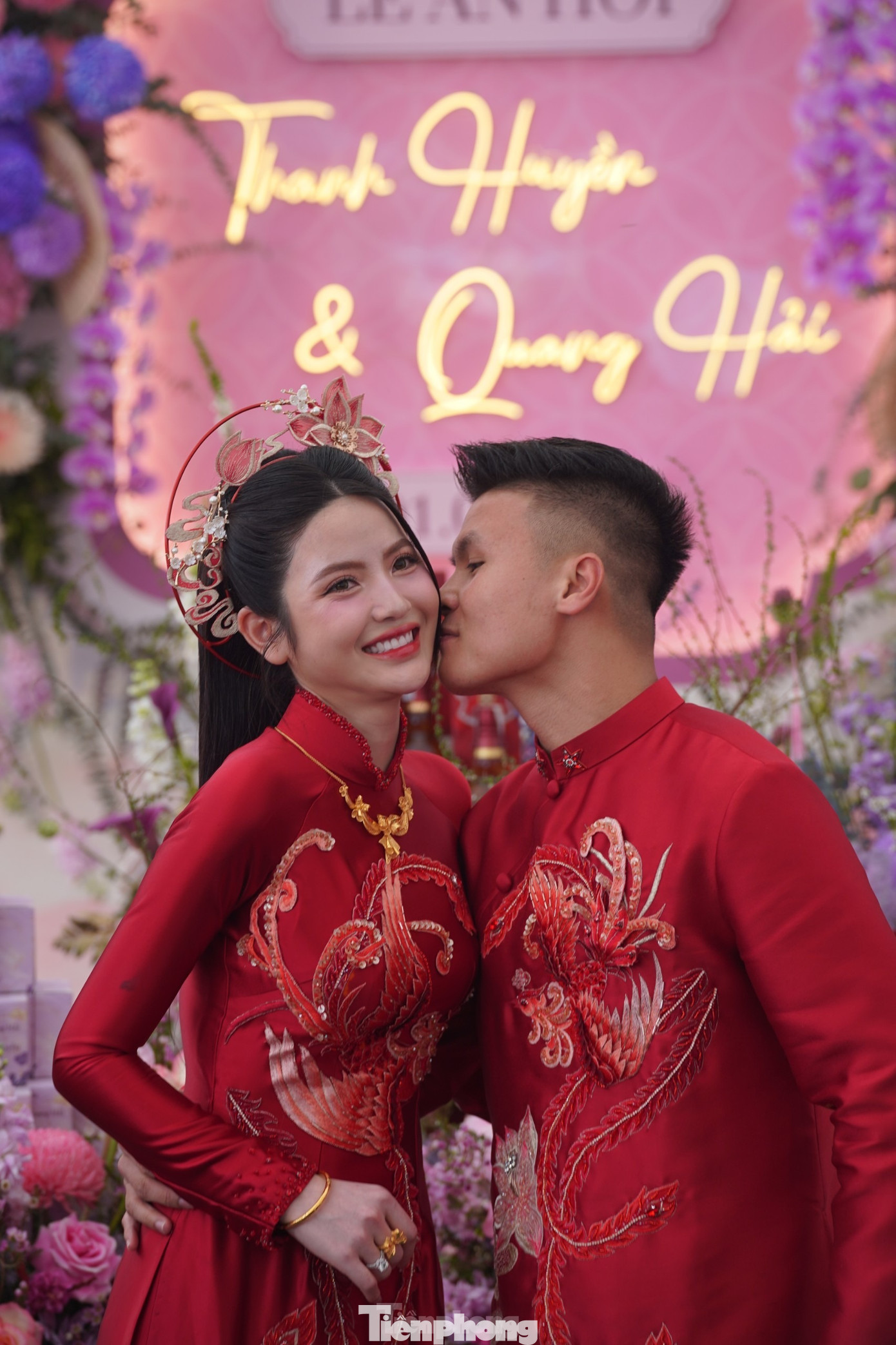 Nhận xét về vợ, Quang Hải cho biết Chu Thanh Huyền là người năng động và luôn truyền năng lượng tích cực cho những người xung quanh. Với anh, bóng đá là môi trường nhiều áp lực, đôi lúc mọi thứ không như mong muốn, có thể khiến anh mệt mỏi. “Không gì tốt hơn nếu ở bên nguồn năng lượng tích cực, khiến mình dễ chịu và thoải mái, luôn tràn đầy năng lượng để làm việc” - Quang Hải chia sẻ. Nhận xét về vợ, Quang Hải cho biết Chu Thanh Huyền là người năng động và luôn truyền năng lượng tích cực cho những người xung quanh. Với anh, bóng đá là môi trường nhiều áp lực, đôi lúc mọi thứ không như mong muốn, có thể khiến anh mệt mỏi. “Không gì tốt hơn nếu ở bên nguồn năng lượng tích cực, khiến mình dễ chịu và thoải mái, luôn tràn đầy năng lượng để làm việc” - Quang Hải chia sẻ.