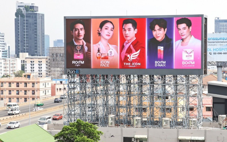 Tấm biển quảng cáo lớn ở Bangkok của những người nổi tiếng quảng bá sản phẩm của The iCon Group. Từ trái sang: Pakorn “Boy” Chatborirak, Pechaya “Min” Wattanamontree, Kan “Fluke” Kantathavorn, Yuranunt “Sam” Pamornmontri và Pakorn “Dome” Lam. Ảnh: The iCon Group.