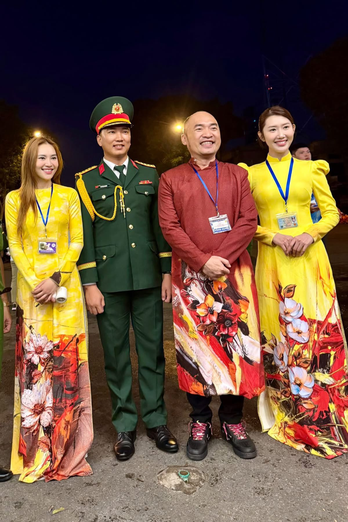 Từ 3h sáng, các nghệ sĩ như Thúy Ngân, Tiến Luật, Thái Hòa, Phương Thanh, Lâm Vỹ Dạ, Hoa hậu Bảo Ngọc... đã có mặt đông đủ. Từ 3h sáng, các nghệ sĩ như Thúy Ngân, Tiến Luật, Thái Hòa, Phương Thanh, Lâm Vỹ Dạ, Hoa hậu Bảo Ngọc... đã có mặt đông đủ.