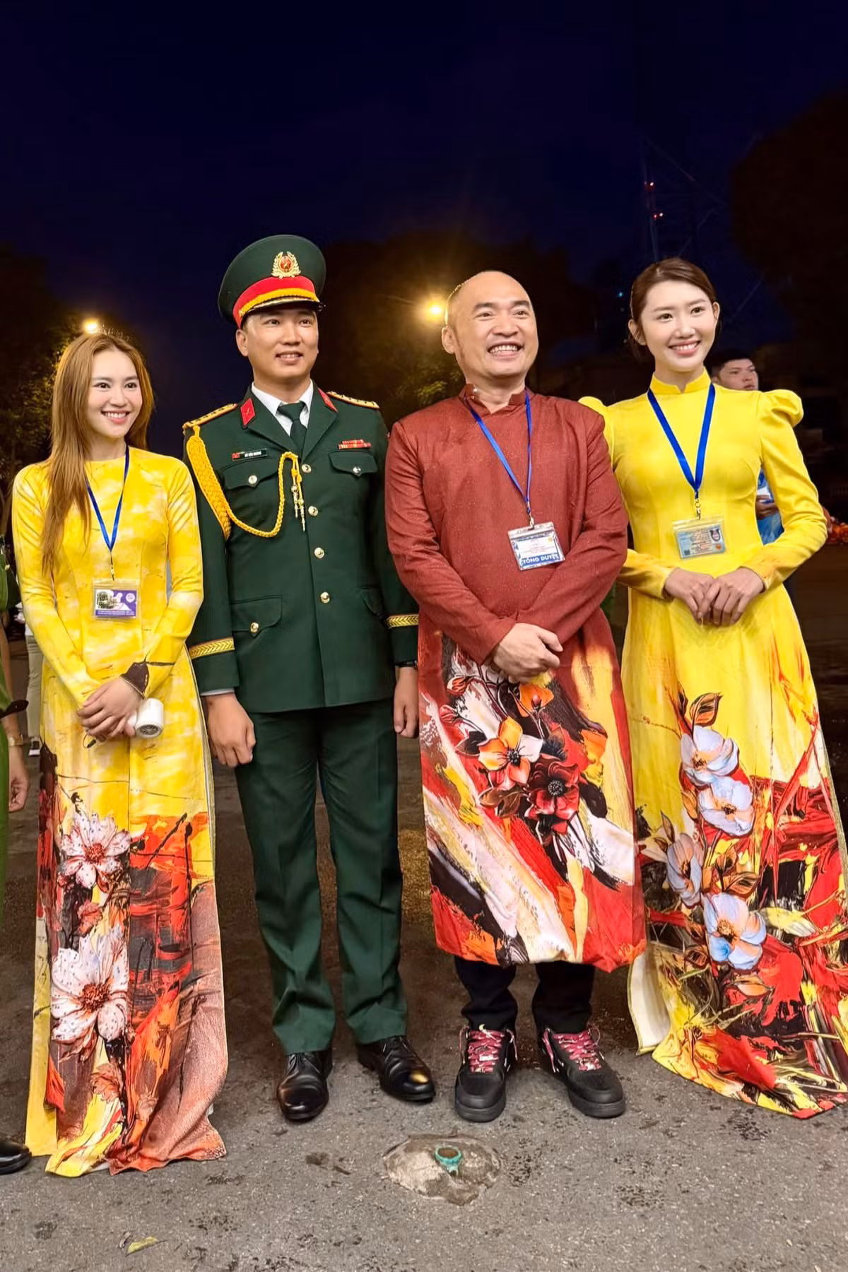 Từ 3h sáng, các nghệ sĩ như Thúy Ngân, Tiến Luật, Thái Hòa, Phương Thanh, Lâm Vỹ Dạ, Hoa hậu Bảo Ngọc... đã có mặt đông đủ. Từ 3h sáng, các nghệ sĩ như Thúy Ngân, Tiến Luật, Thái Hòa, Phương Thanh, Lâm Vỹ Dạ, Hoa hậu Bảo Ngọc... đã có mặt đông đủ.
