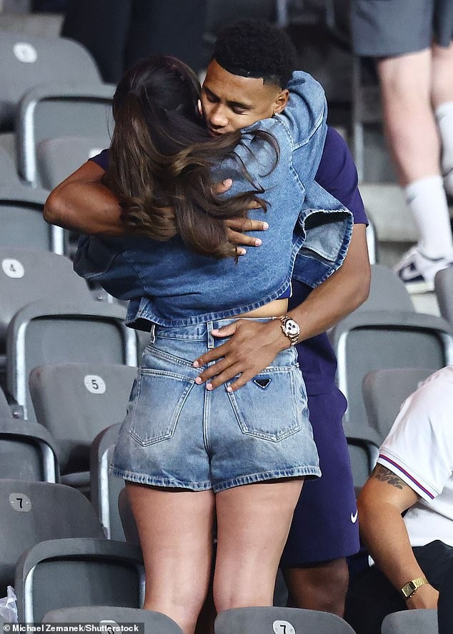 Tiền đạo CLB Aston Villa ôm chặt bạn gái Ellie Alderson.