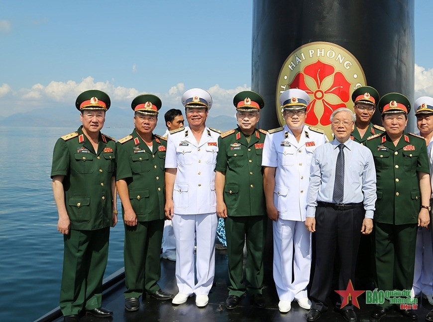 Ngày 5/5/2016, Tổng Bí thư Nguyễn Phú Trọng thăm và làm việc với các đơn vị Hải quân đóng quân tại Căn cứ Cam Ranh (tỉnh Khánh Hòa). Trong ảnh: Tổng Bí thư Nguyễn Phú Trọng và lãnh đạo Bộ Quốc phòng, Quân chủng Hải quân trên Tàu ngầm 184. Ảnh: Quang Tiến.